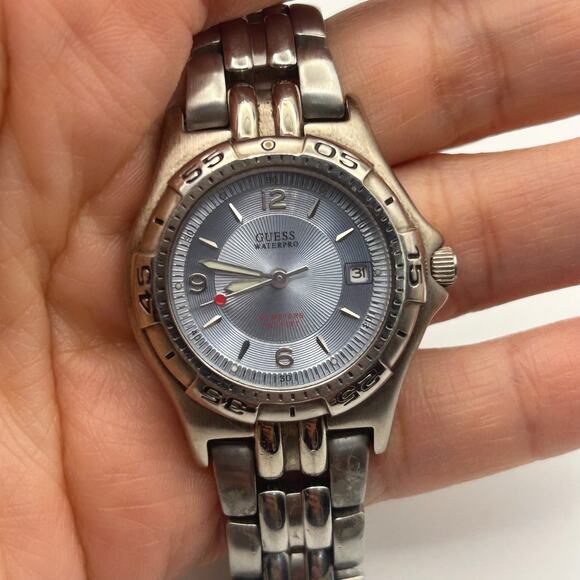 Guess Waterpro Silver Tone Stainless Steel Women’s Watch Working New Battery - Picture 7 of 8